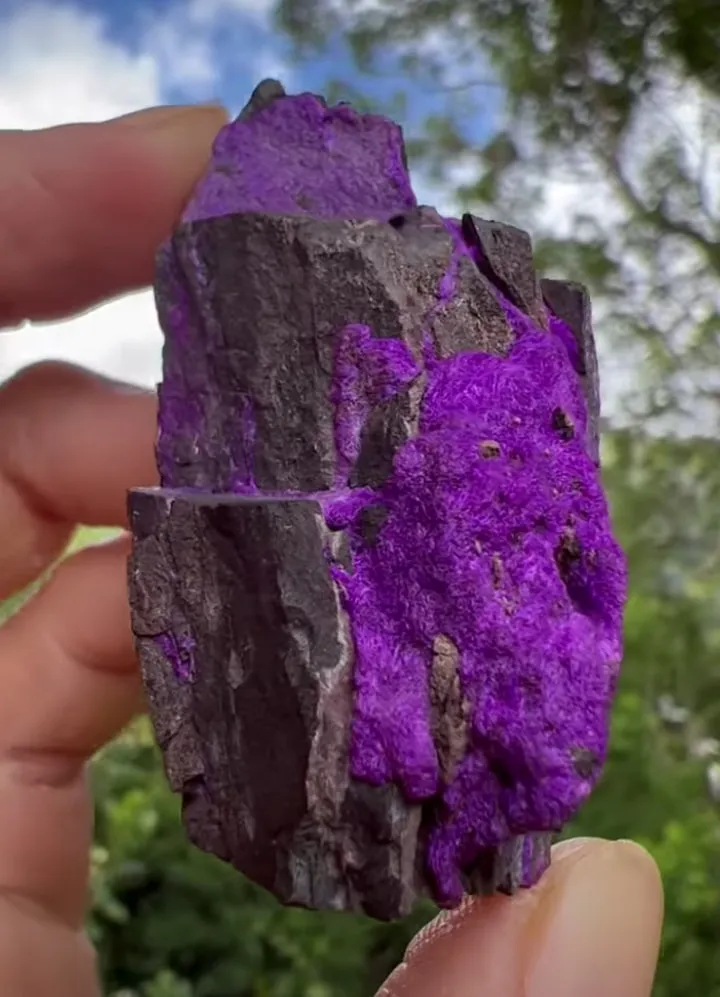 Сугилит «the Sugilite» (Синонимы — лавулит, веселит) — довольно редкий поделочны… — фото 7
