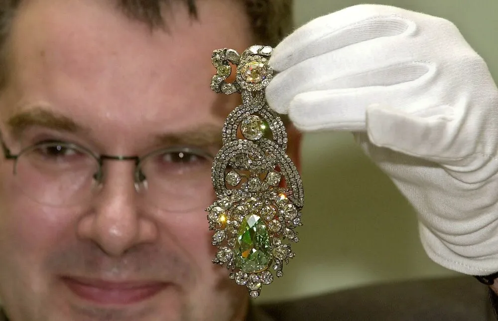 Дрезденский зелёный бриллиант (нем. Dresdner Grüner Diamant) — грушевидный алмаз… — фото 2