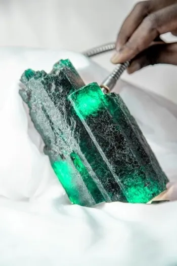 >Компания Gemfields извлекла изумруд массой 7525 карат, на своем руднике Кагем, … — фото 2
