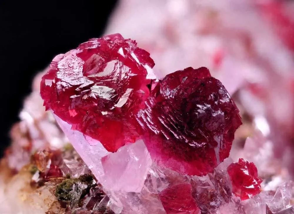 >"Розочки". Розелит (Англ. roselite) (Ca2(Co, Mg)(AsO4)2•2H2O) - минерал, относя…