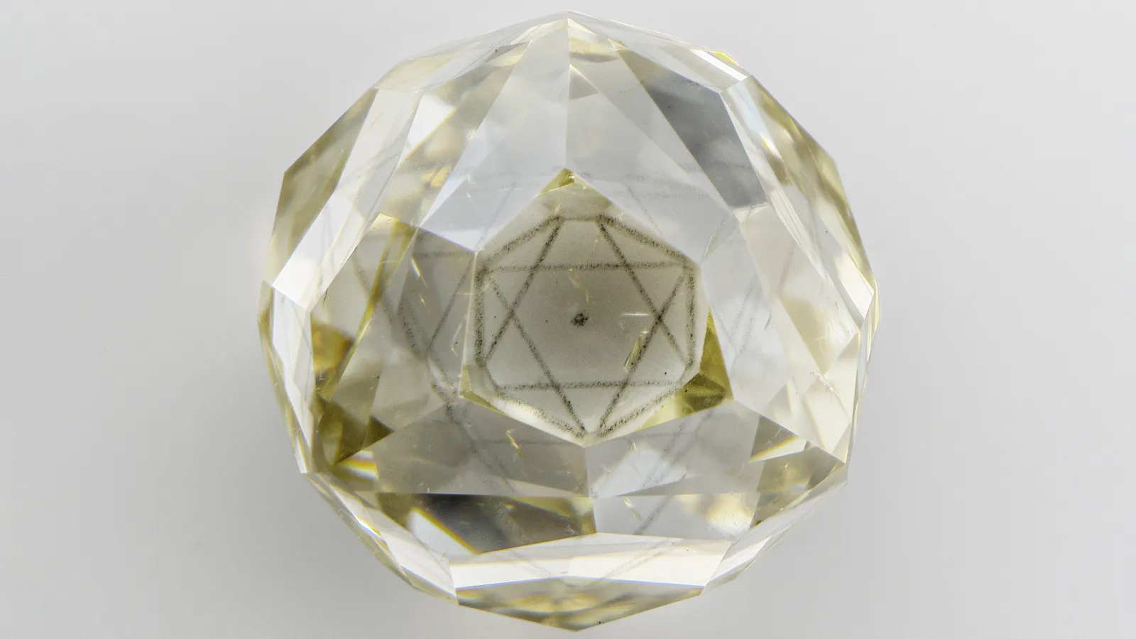 Недавно GIA исследовало ограненный октаэдр алмаза, массой 2,01 карата (6,28 × 5,… — фото 1