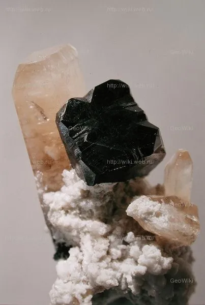 Биксбиит — фото 1