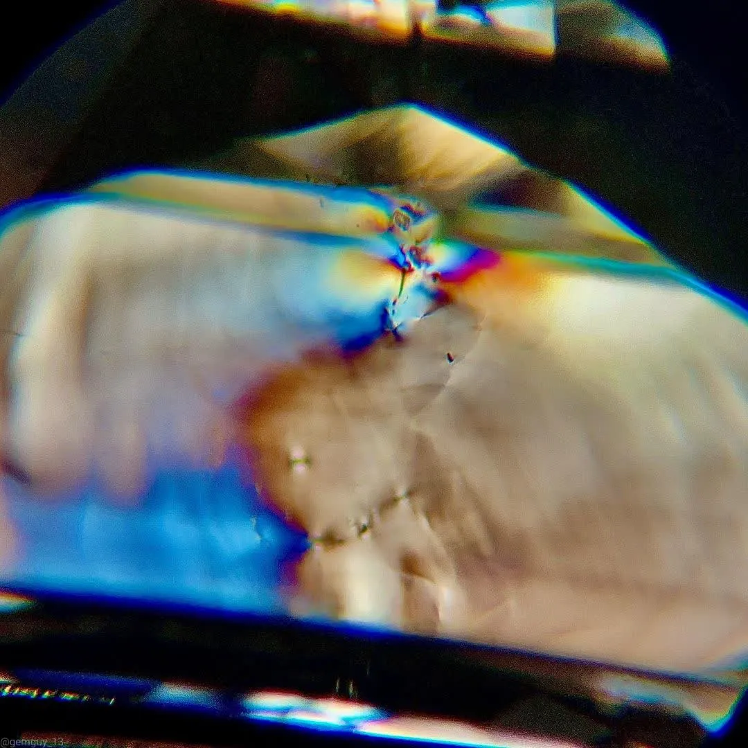 >Мелкие включения в алмазе, вызывающие деформацию и напряжение, наблюдаемые в по… — фото 1