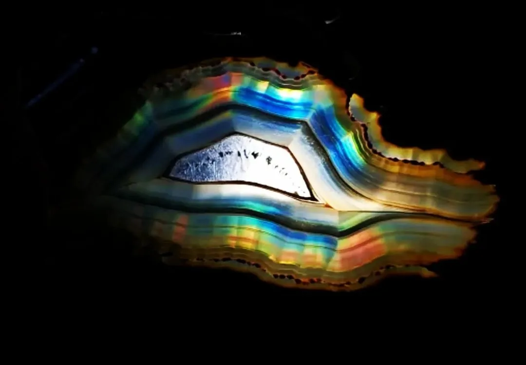 «Ирис-агат» («Iris Agate»)- это название тонкополосчатого агата, который при пра… — фото 2