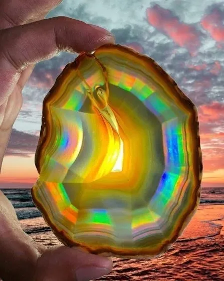 «Ирис-агат» («Iris Agate»)- это название тонкополосчатого агата, который при пра… — фото 3