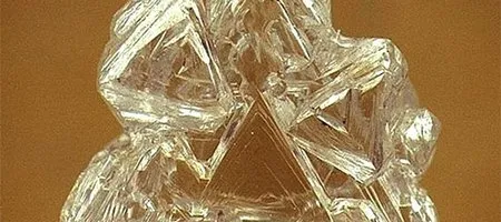 Интересная кристаллическая форма алмаза—шпинелевый двойник с двумя захваченными … — фото 3