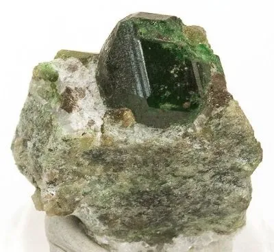 Крупные (больше 2,00 мм) кристаллы граната-уваровита, из Оутокумпу, Финляндия. — фото 4
