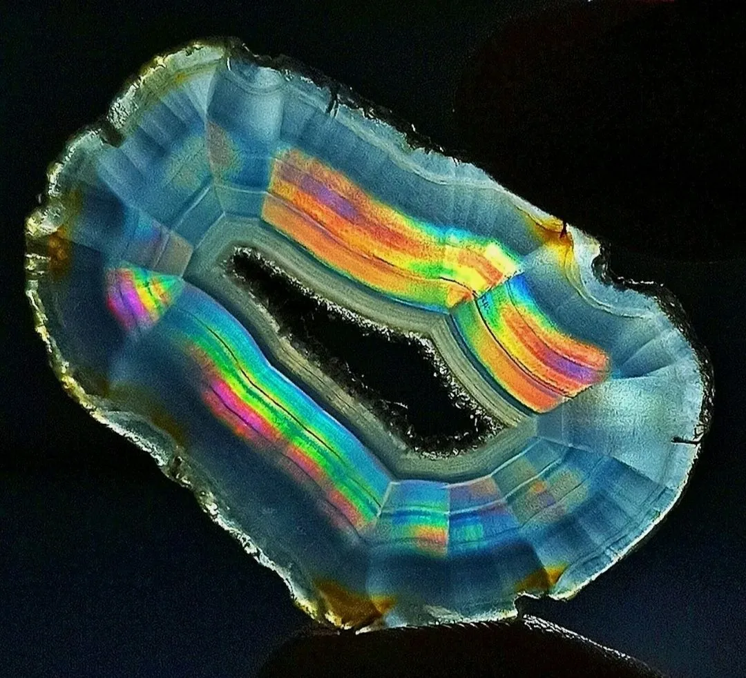 Ирис агат (Iris agate)— это название тонко полосчатого агата, который создает не… — фото 1