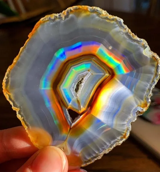 Ирис агат (Iris agate)— это название тонко полосчатого агата, который создает не… — фото 3