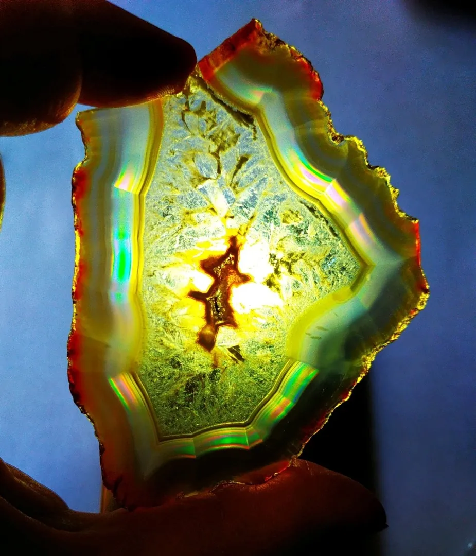 Ирис агат (Iris agate)— это название тонко полосчатого агата, который создает не… — фото 4