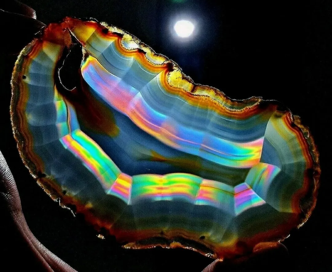 Ирис агат (Iris agate)— это название тонко полосчатого агата, который создает не… — фото 6
