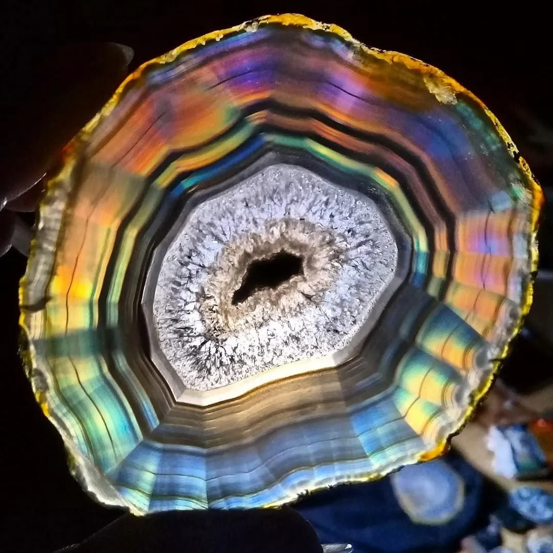 Ирис агат (Iris agate)— это название тонко полосчатого агата, который создает не… — фото 7