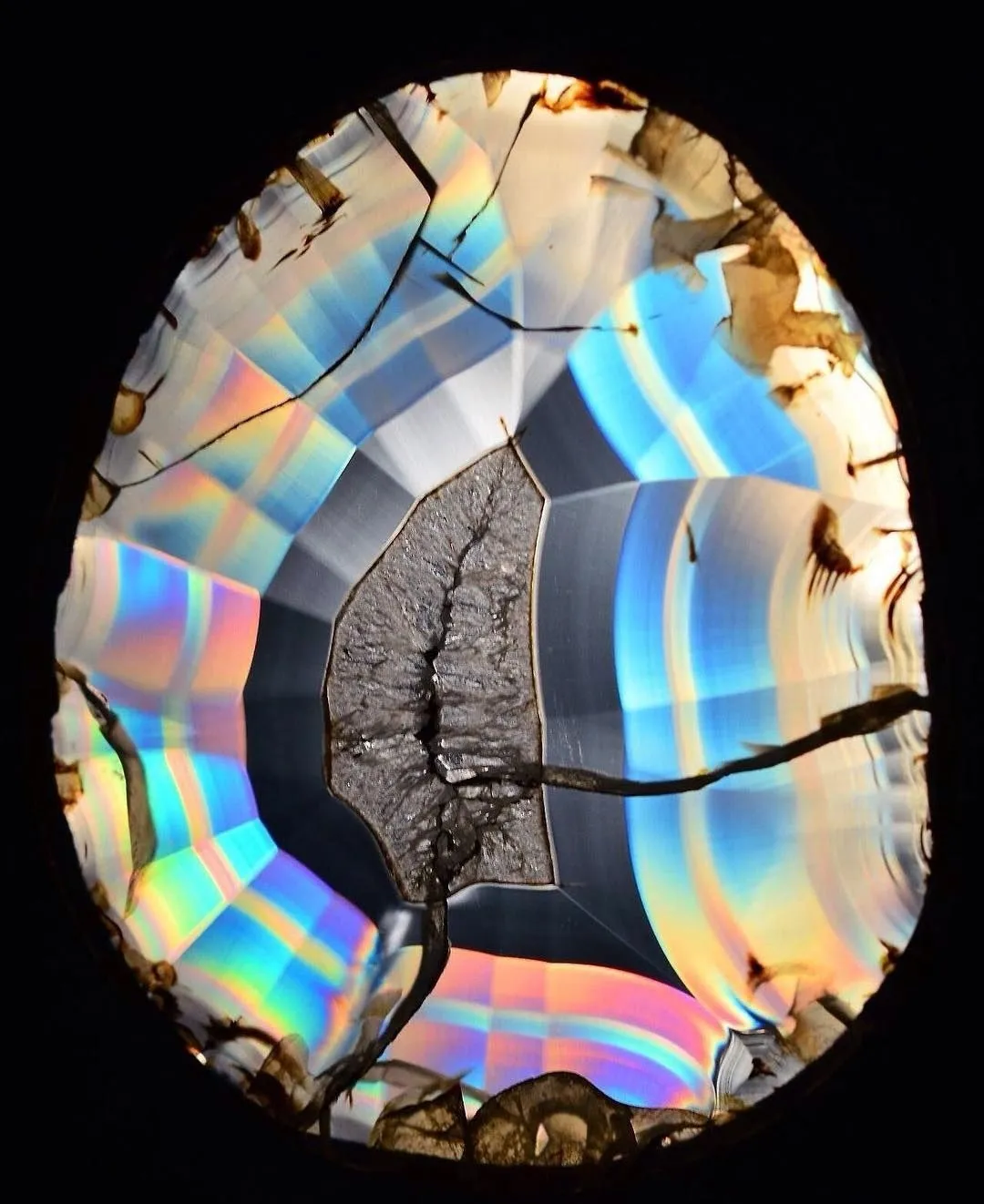 Ирис агат (Iris agate)— это название тонко полосчатого агата, который создает не… — фото 9