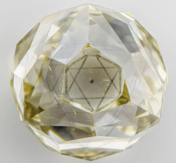 >Алмаз Fancy Light brownish greenish yellow 2,01 ct, из Зимбабве, имел октаэдрал… — фото 1