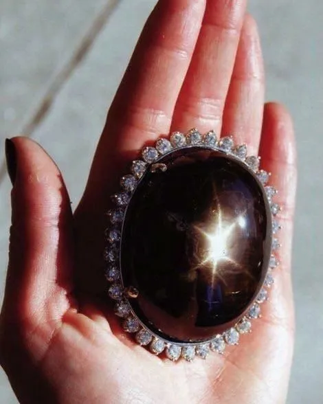 Черный звездчатый сапфир, весом 733 карата (146,6 г), известен как «Black Star o… — фото 2
