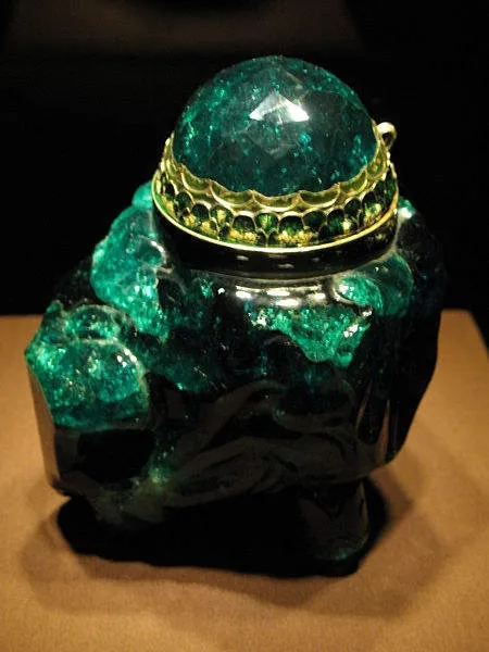 «Emerald Unguentarium» («Изумрудный сосуд»), который хранится в Императорской со… — фото 1