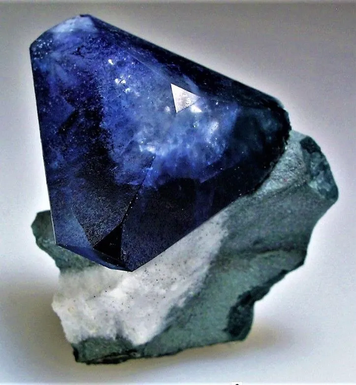 >Кристаллы Бенитоита (Benitoite), San Benito, Калифорния, США. — фото 2