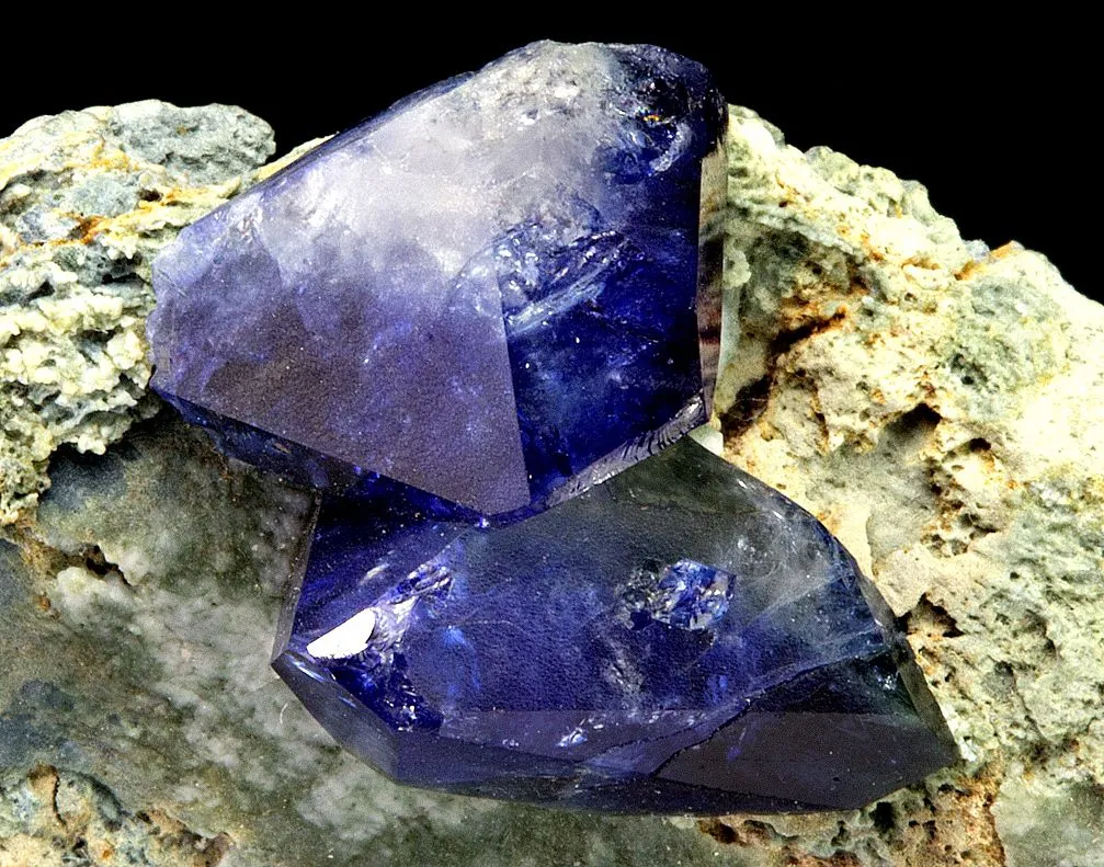 >Кристаллы Бенитоита (Benitoite), San Benito, Калифорния, США. — фото 3
