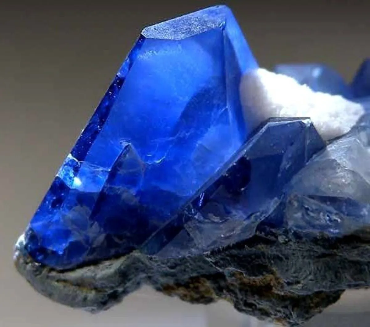 >Кристаллы Бенитоита (Benitoite), San Benito, Калифорния, США. — фото 4