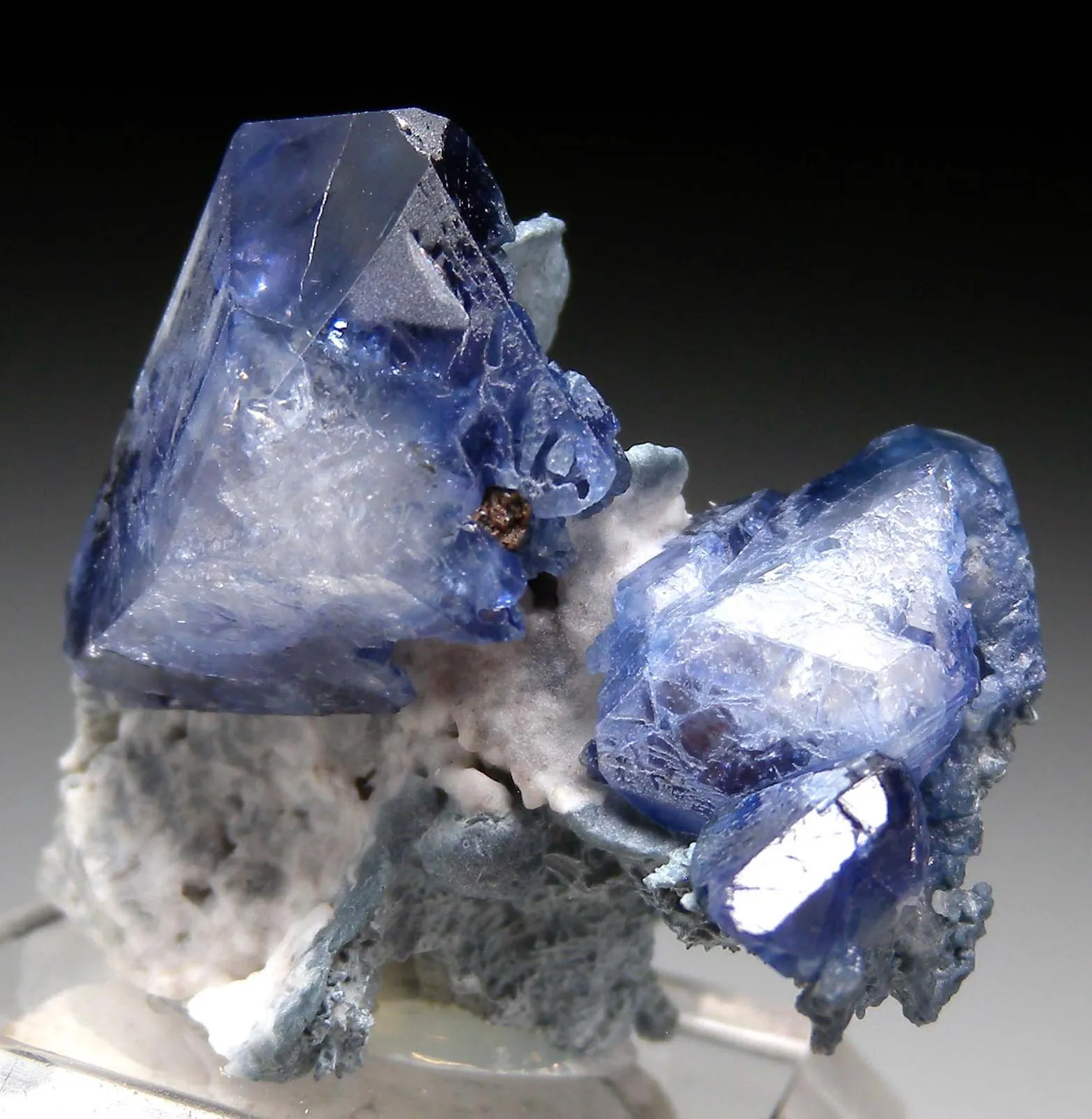 >Кристаллы Бенитоита (Benitoite), San Benito, Калифорния, США. — фото 5