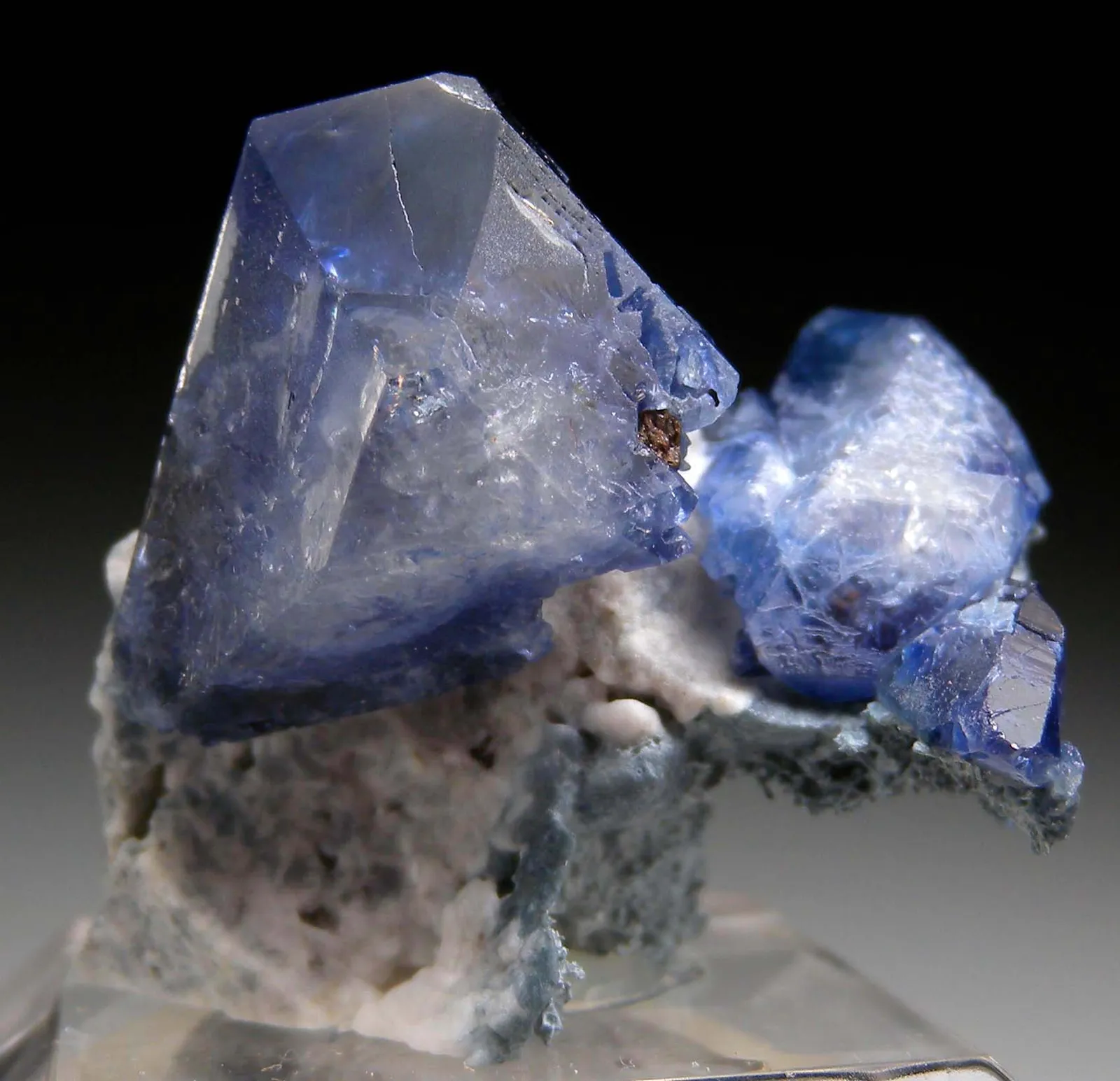 >Кристаллы Бенитоита (Benitoite), San Benito, Калифорния, США. — фото 7
