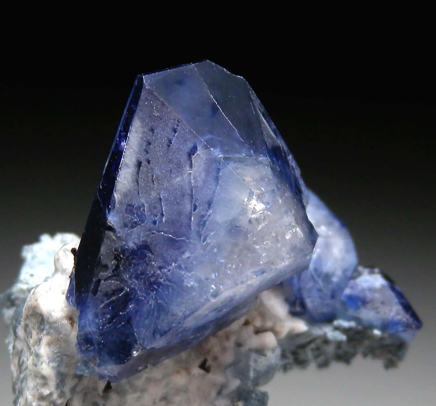 >Кристаллы Бенитоита (Benitoite), San Benito, Калифорния, США. — фото 8