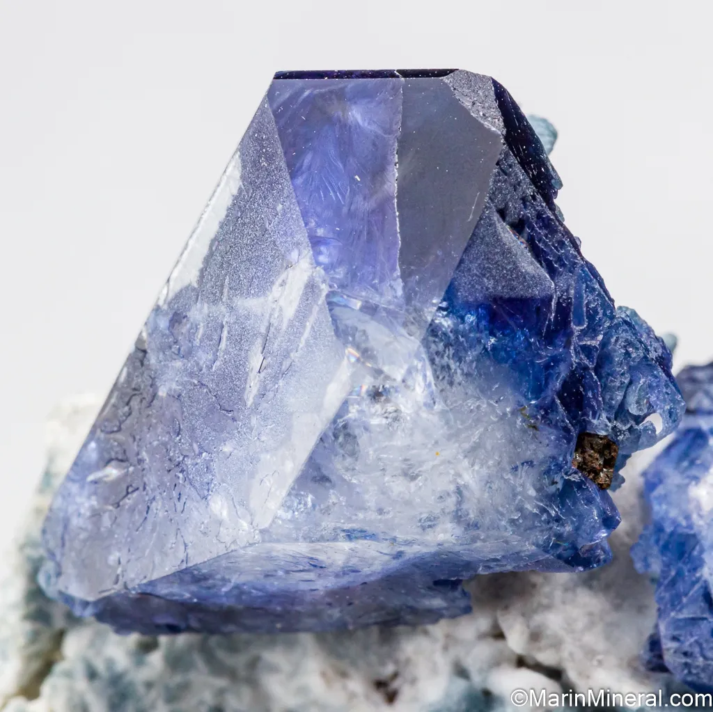 >Кристаллы Бенитоита (Benitoite), San Benito, Калифорния, США. — фото 9
