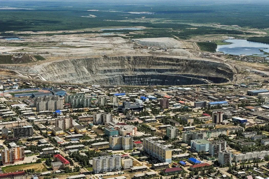 Разноракурные виды алмазного карьера «Мир»*—главного символа алмазодобычи в Росс… — фото 6