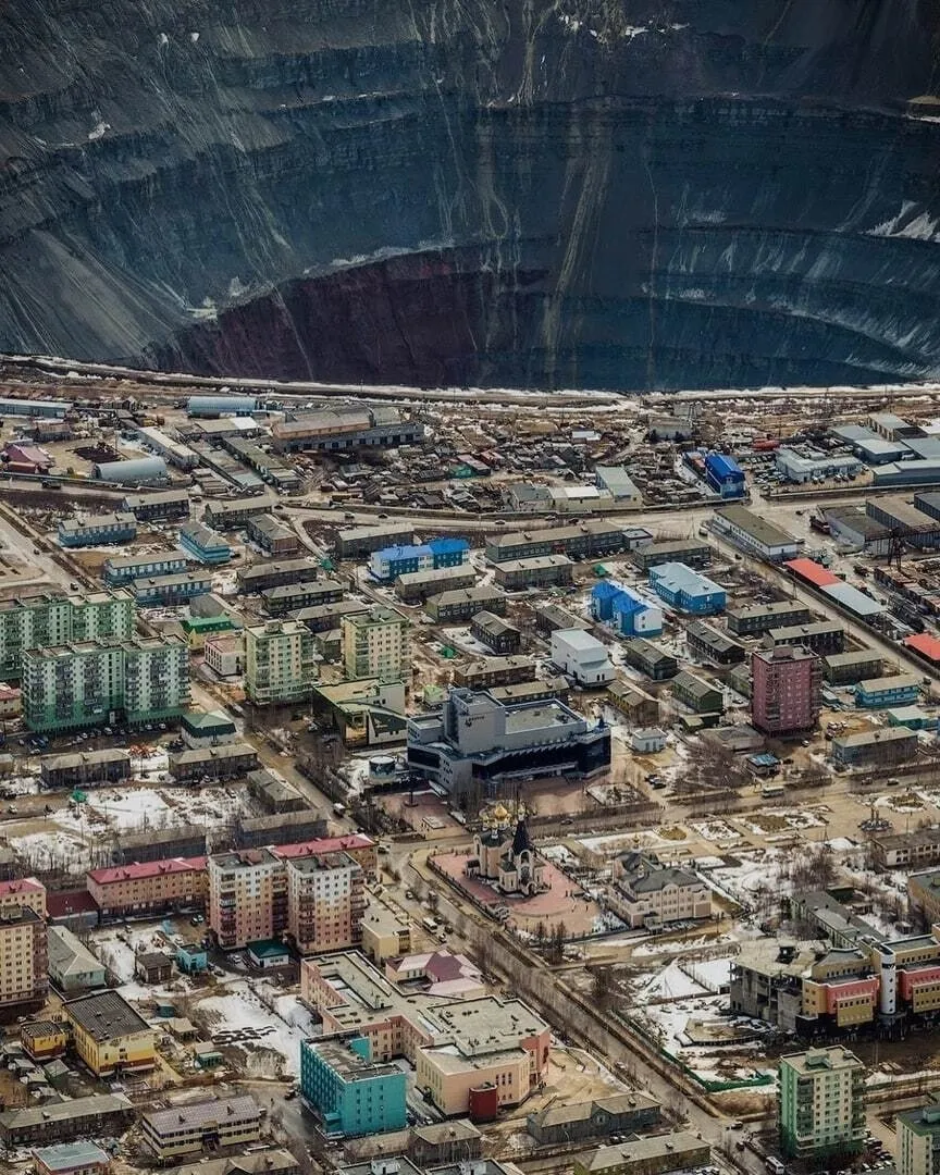 Разноракурные виды алмазного карьера «Мир»*—главного символа алмазодобычи в Росс… — фото 7