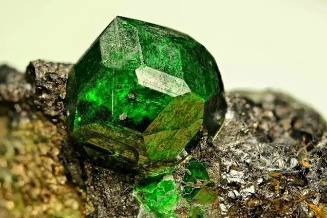 Уваровит (Uvarovite). — фото 5