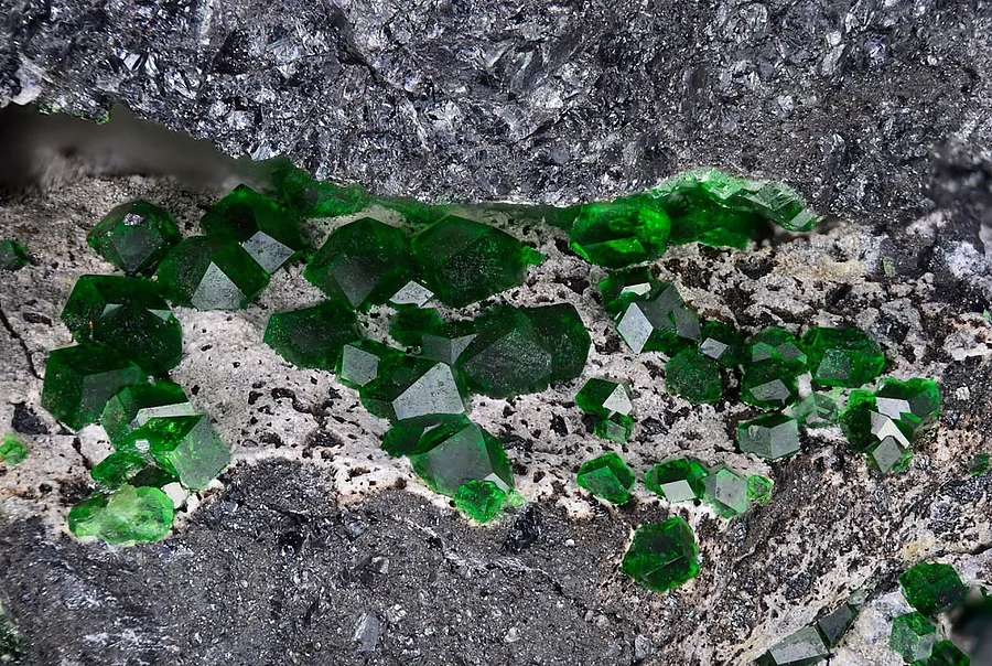 Уваровит (Uvarovite). — фото 7