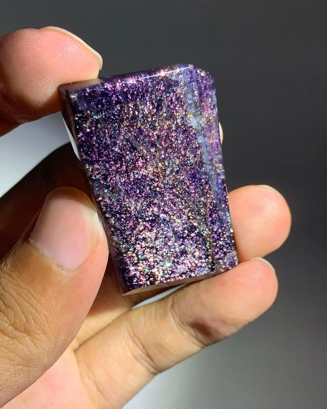 Иолит, с пластинчатыми включениями гематита («Iolite Sunstone»), из Индии. — фото 2