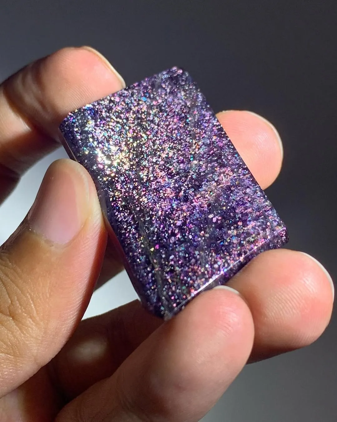 Иолит, с пластинчатыми включениями гематита («Iolite Sunstone»), из Индии. — фото 3