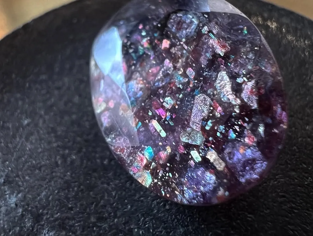 Иолит, с пластинчатыми включениями гематита («Iolite Sunstone»), из Индии. — фото 5