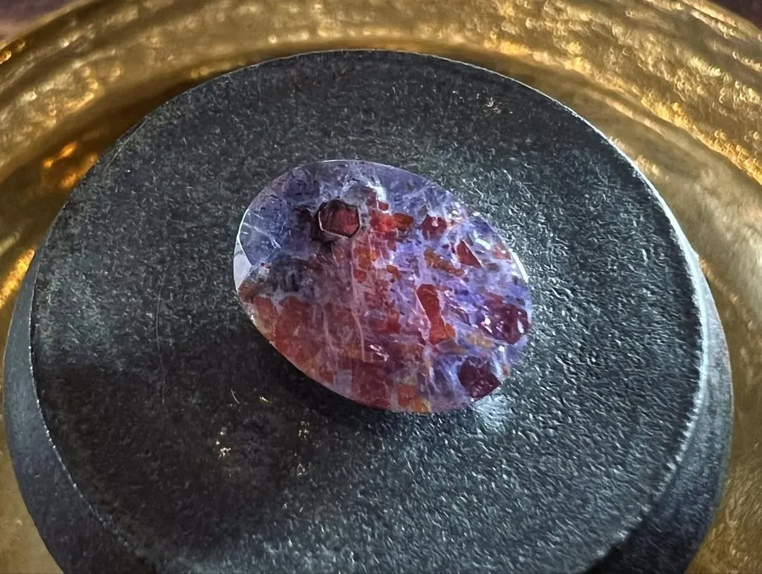 Иолит, с пластинчатыми включениями гематита («Iolite Sunstone»), из Индии. — фото 6