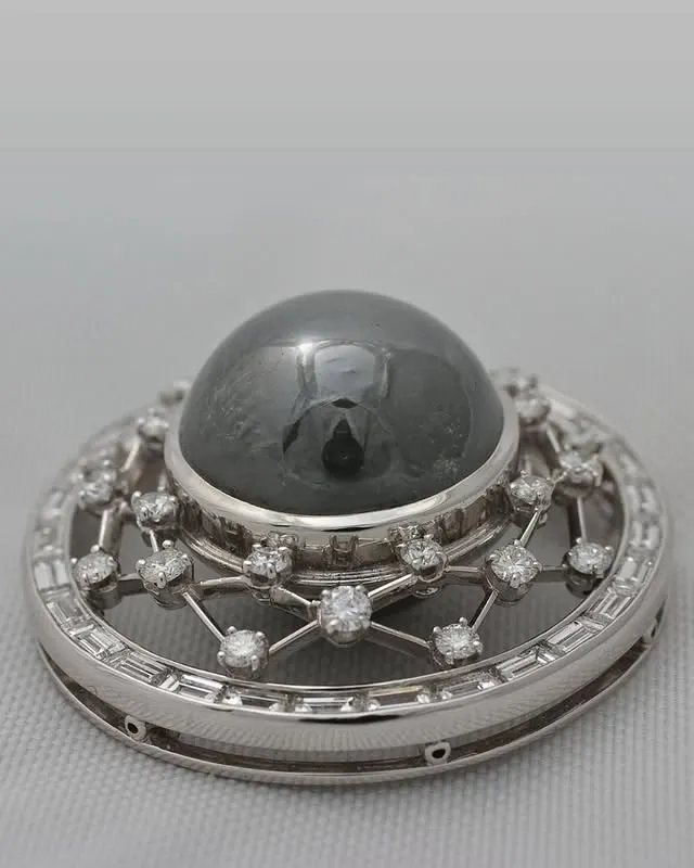 У этой подвески есть свое название—«Winston Adamantine Pearl" («Адамантовая жемч…