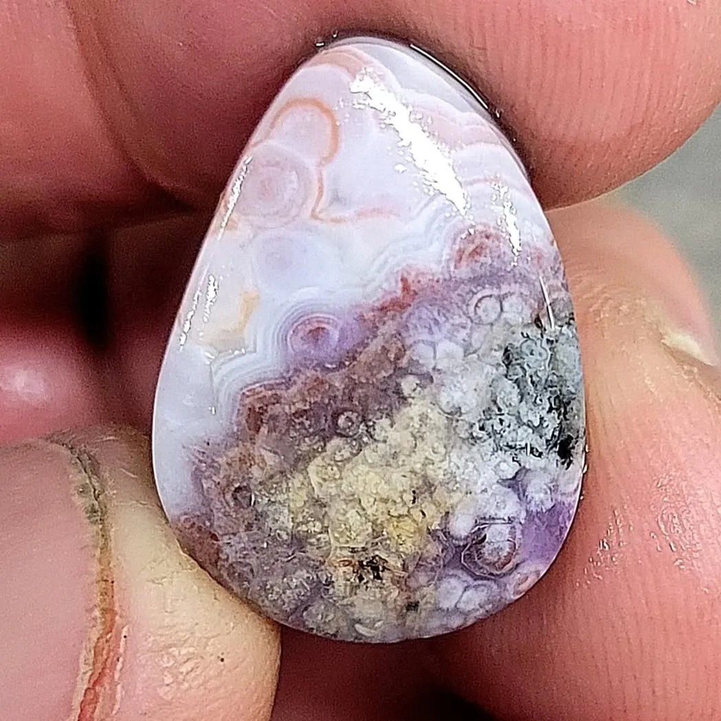 "Лунный агат" ("Luna agate") — это торговое название необычного фиолетово-белого… — фото 1