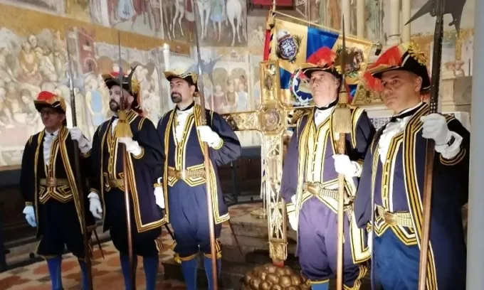 «Железная корона» Лангобардского королевства (La Couronne de fer, или Corona Fer… — фото 9