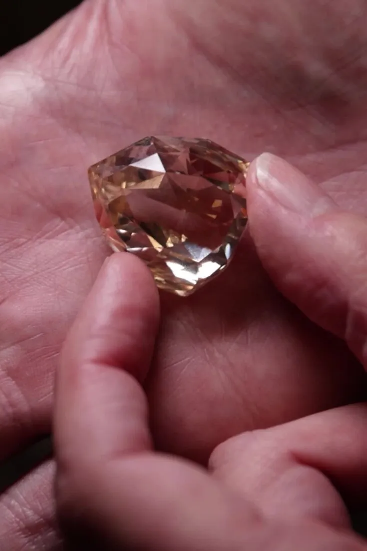 Легендарный «Флорентийский бриллиант» (« Florentine Diamond») — светло-желтый др… — фото 3