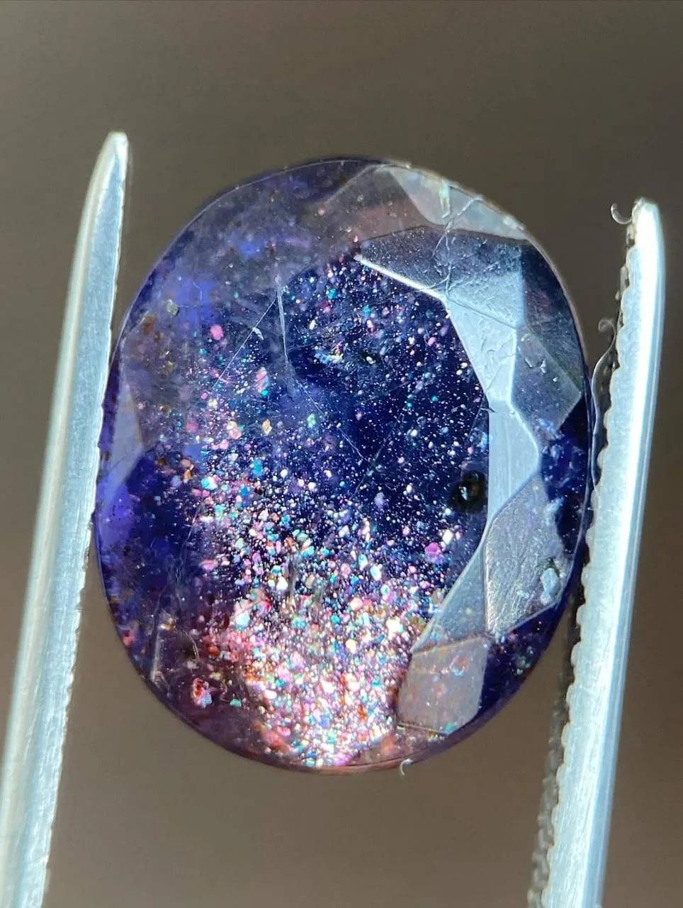 Иолит, с пластинчатыми включениями гематита («Iolite Sunstone»), из Индии. — фото 1