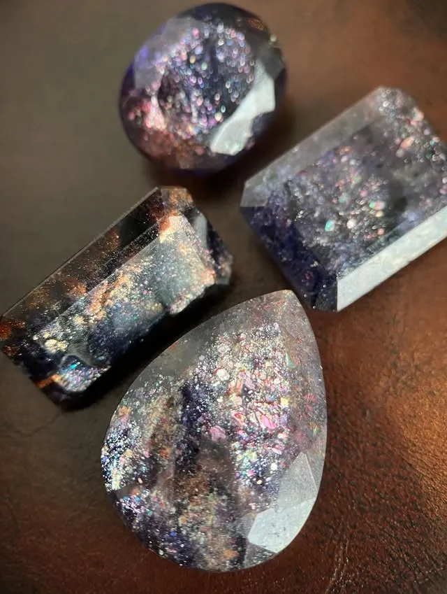 Иолит, с пластинчатыми включениями гематита («Iolite Sunstone»), из Индии. — фото 2