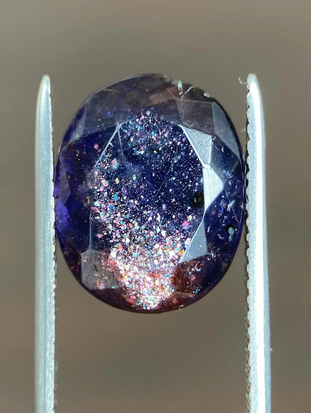 Иолит, с пластинчатыми включениями гематита («Iolite Sunstone»), из Индии. — фото 3
