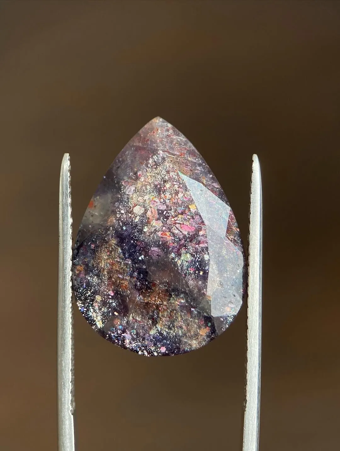 Иолит, с пластинчатыми включениями гематита («Iolite Sunstone»), из Индии. — фото 4