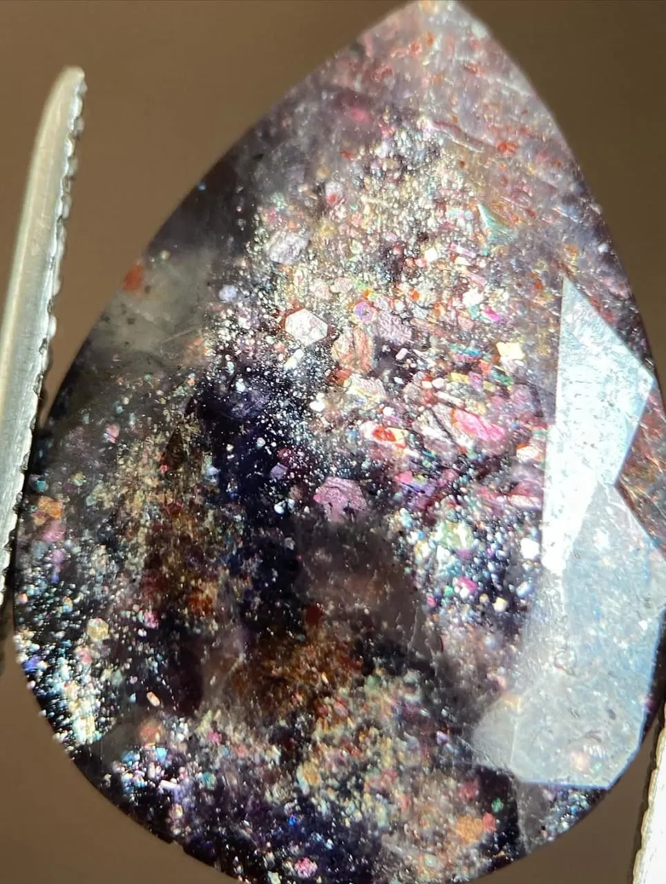 Иолит, с пластинчатыми включениями гематита («Iolite Sunstone»), из Индии. — фото 5