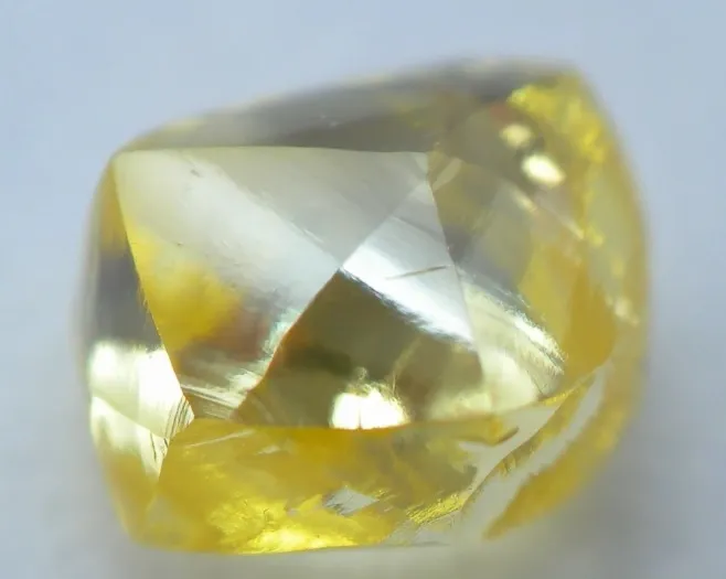 Алмазы, называемые в торговле «канареечно-желтыми» («Canary diamonds»), высоко ц… — фото 1