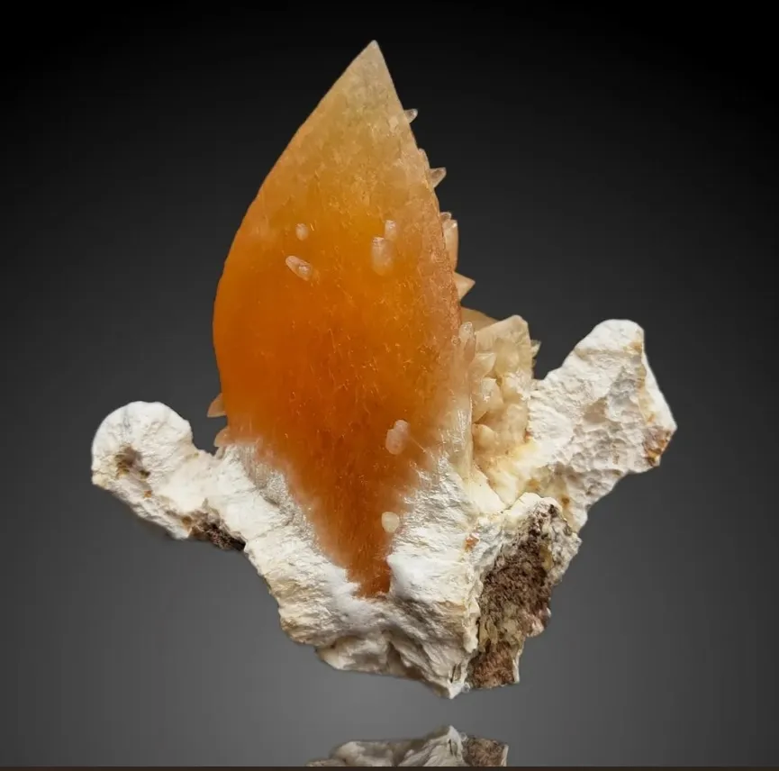 В Индии "Медовый" кальцит (торг. название «Honey Calcite»), в основном, добывает… — фото 3