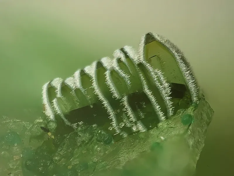Оливенит (Olivenite )— это вторичный минерал, арсенат меди с формулой Cu2(AsO4)(… — фото 2