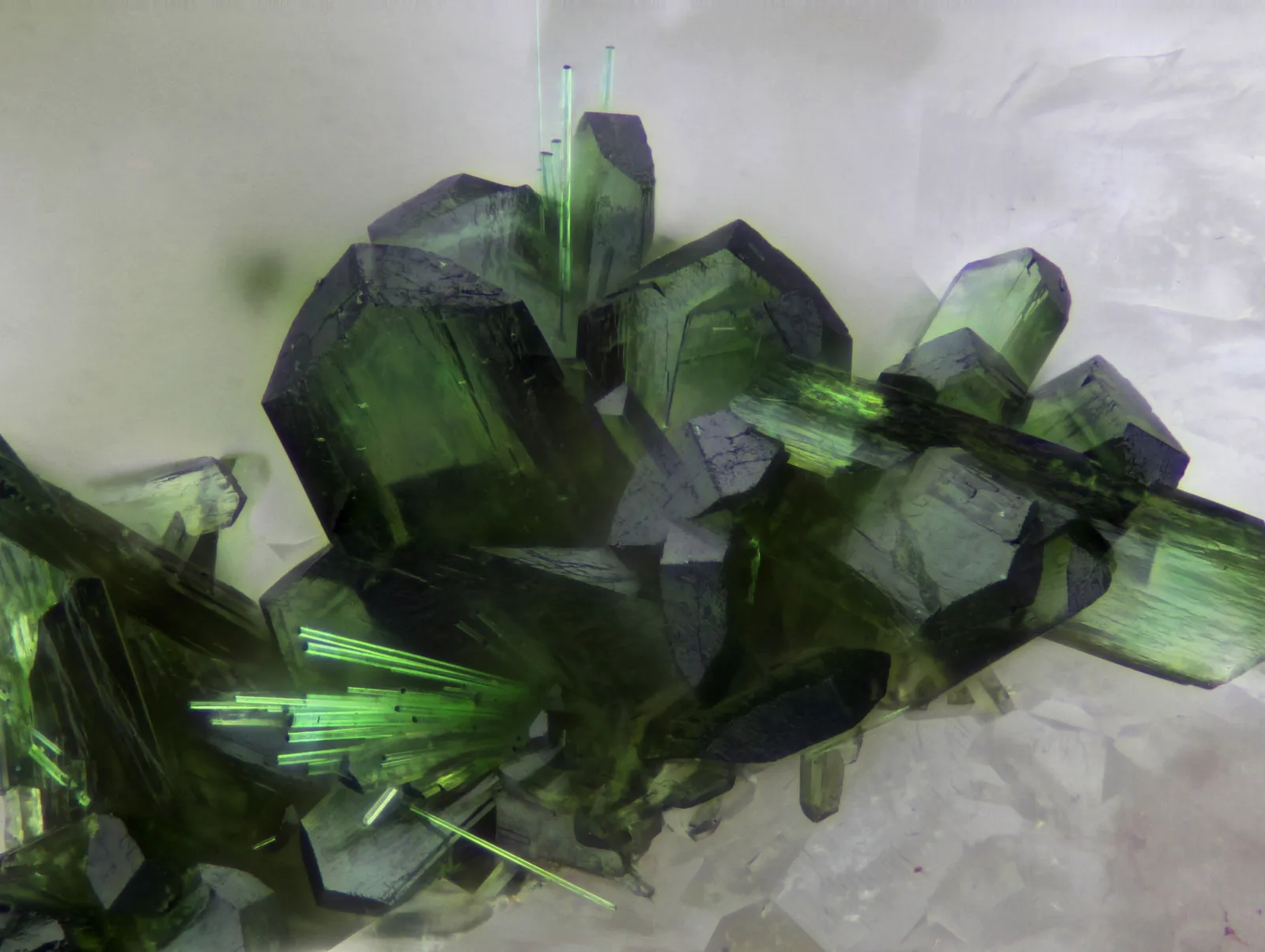 Оливенит (Olivenite )— это вторичный минерал, арсенат меди с формулой Cu2(AsO4)(… — фото 3