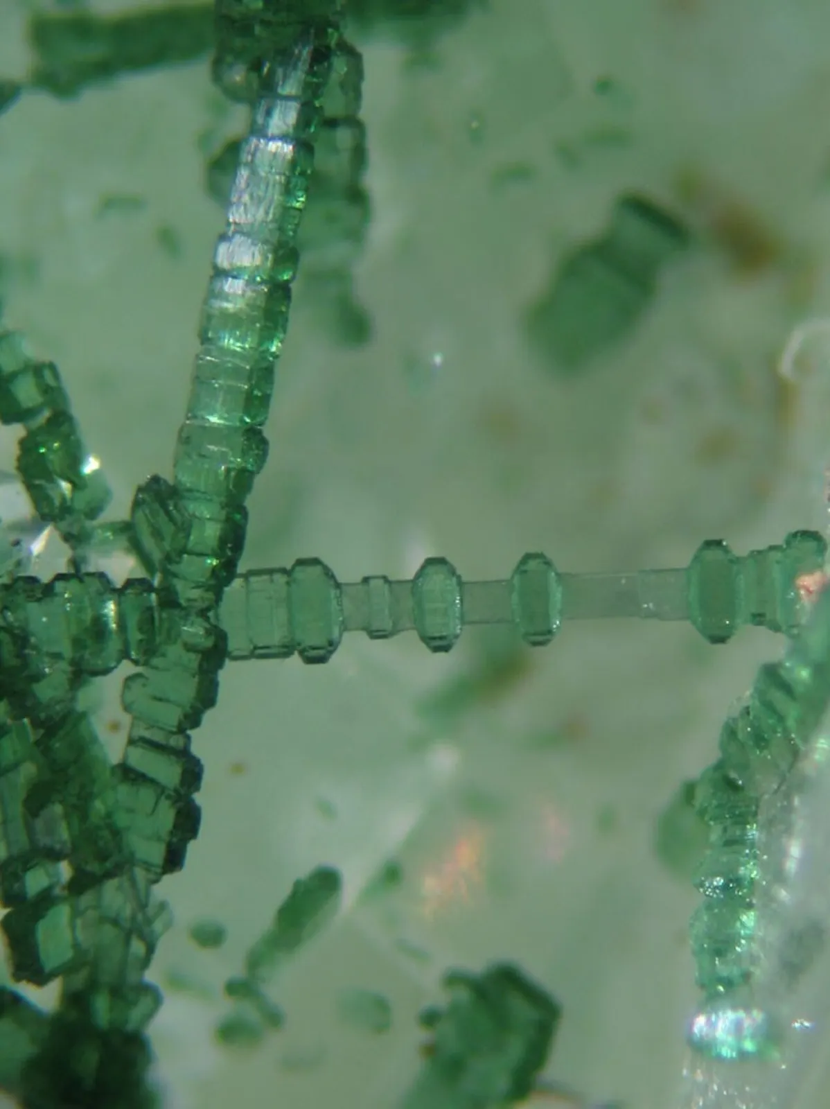 Оливенит (Olivenite )— это вторичный минерал, арсенат меди с формулой Cu2(AsO4)(… — фото 4