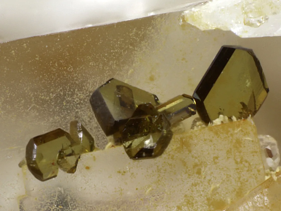 Оливенит (Olivenite )— это вторичный минерал, арсенат меди с формулой Cu2(AsO4)(… — фото 6